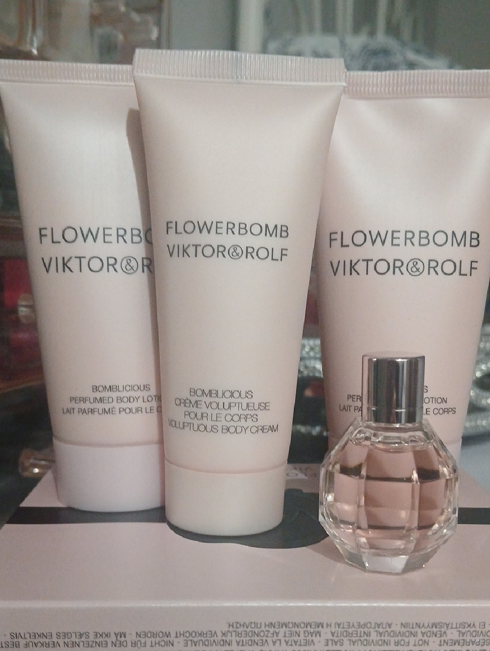 Viktor & Rolf Flowerbomb Pale Pink Body Creams with Mini Perfume
